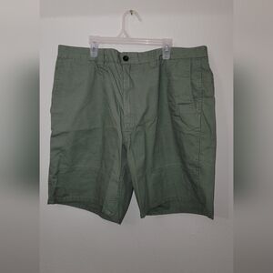 Mens Chaps shorts size 36 army green golfer short